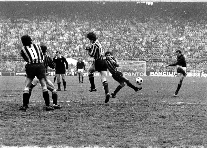 18 marzo 1979. Campionato 1978/79, quello della Stella rossonera. Il Milan sta perdendo 2-0, ma ci pensa Walter De Vecchi a rimontare con una storica doppietta. Nella foto la rete del 2-2 segnata all&#39;89&#39;.